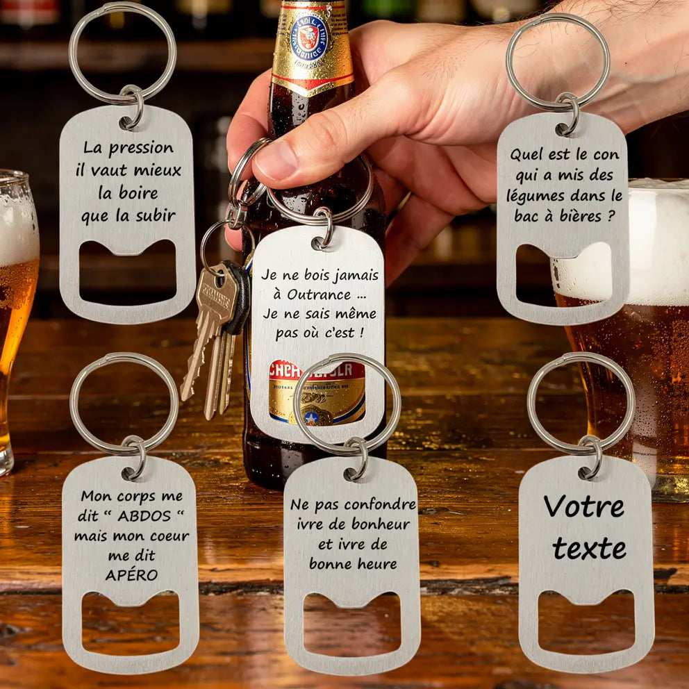 Porte-clés décapsuleur en acier inoxydable avec gravure laser, plusieurs anecdotes humoristiques visibles sur les étiquettes. Texte: “Votre texte” prêt à personnaliser.
