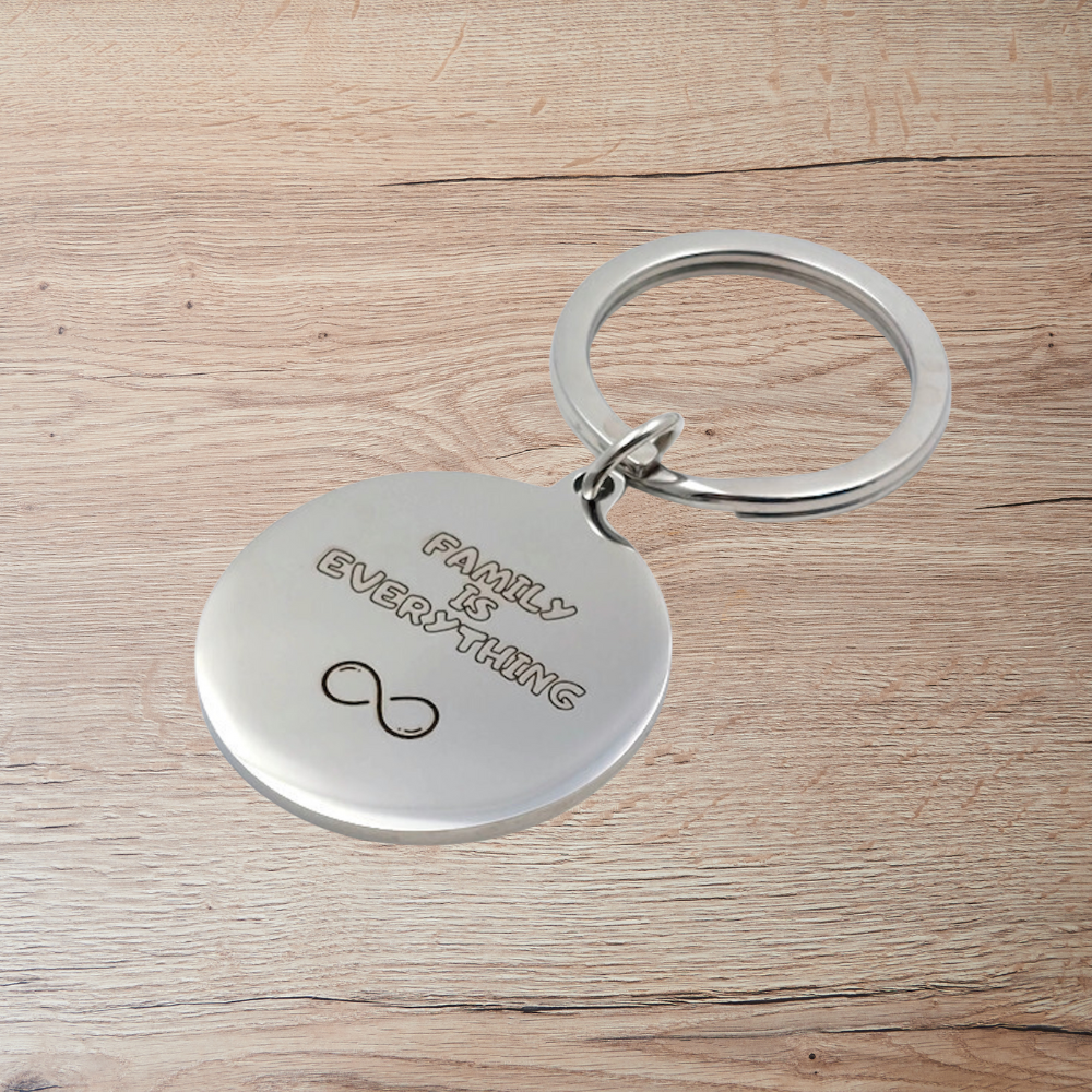 Porte-clés famille personnalisable – Gravure laser sur acier inoxydable (4 personnages) Atelier Éclats d'Instants