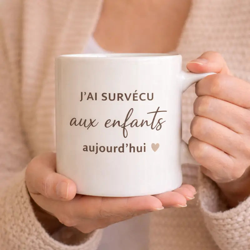 Mug humour maman “J’ai survécu aux enfants aujourd’hui” – Tasse cadeau originale femme Atelier Éclats d'Instants