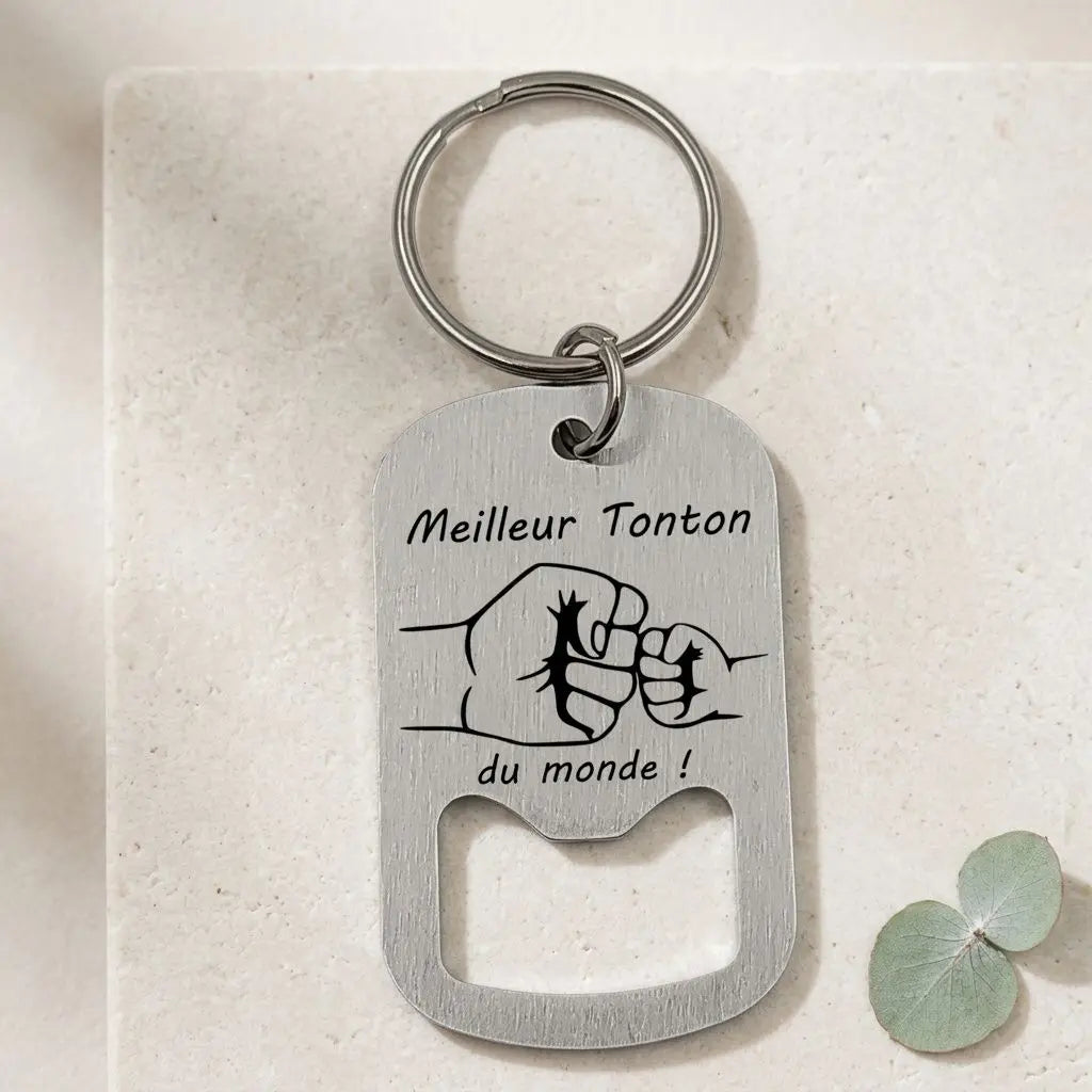 Porte-clés décapsuleur en acier inoxydable gravé « Meilleur Tonton du monde » avec dessin de deux poings et anse de tire-bouchon.