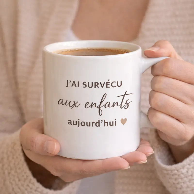 Mug humour maman “J’ai survécu aux enfants aujourd’hui” – Tasse cadeau originale femme Atelier Éclats d'Instants